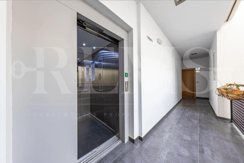 Cozy Apartment With Parking In The Center By Rems Málaga Buitenkant foto