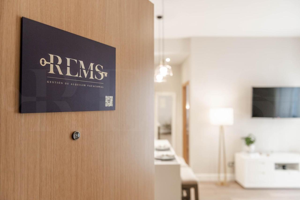 Cozy Apartment With Parking In The Center By Rems Málaga Buitenkant foto